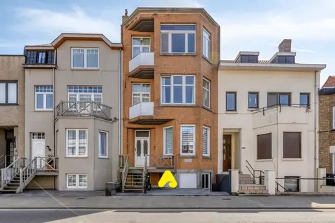 Te renoveren appartement nabij de markt van De Panne