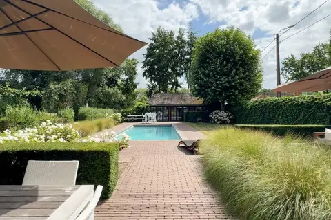 Characterful home with heated pool and pool house — Verre...