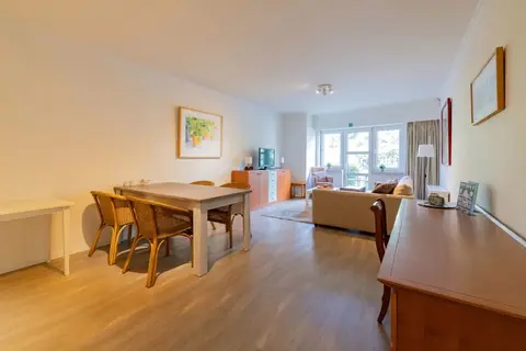 Gerenoveerd appartement met diensten te Sint-Denijs-Westrem