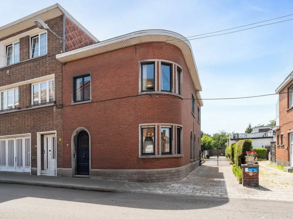 Ruime halfopen woning met 6 garages in Machelen