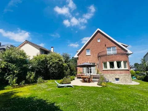 Near Place Dumon (Stockel metro station) - VILLA