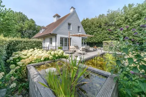 Charming Mi Casa villa with a sunny garden near the sea.
