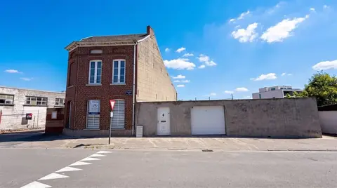 CENTRALLY LOCATED HOUSE WITH SPACIOUS POSSIBILITIES NEAR THE