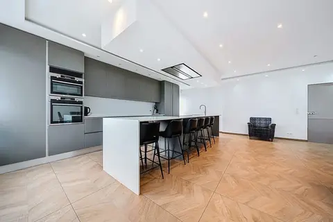 4-bedroom apartment – cellar and garage included