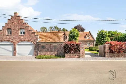 Versatile villa with garden and separate unit