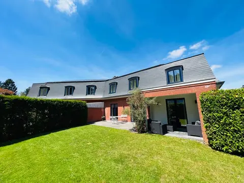 Close to Place Dumon and Stockel metro station!