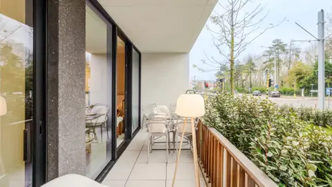 Gemeubeld gelijkvloers appartement met ruim zonneterras