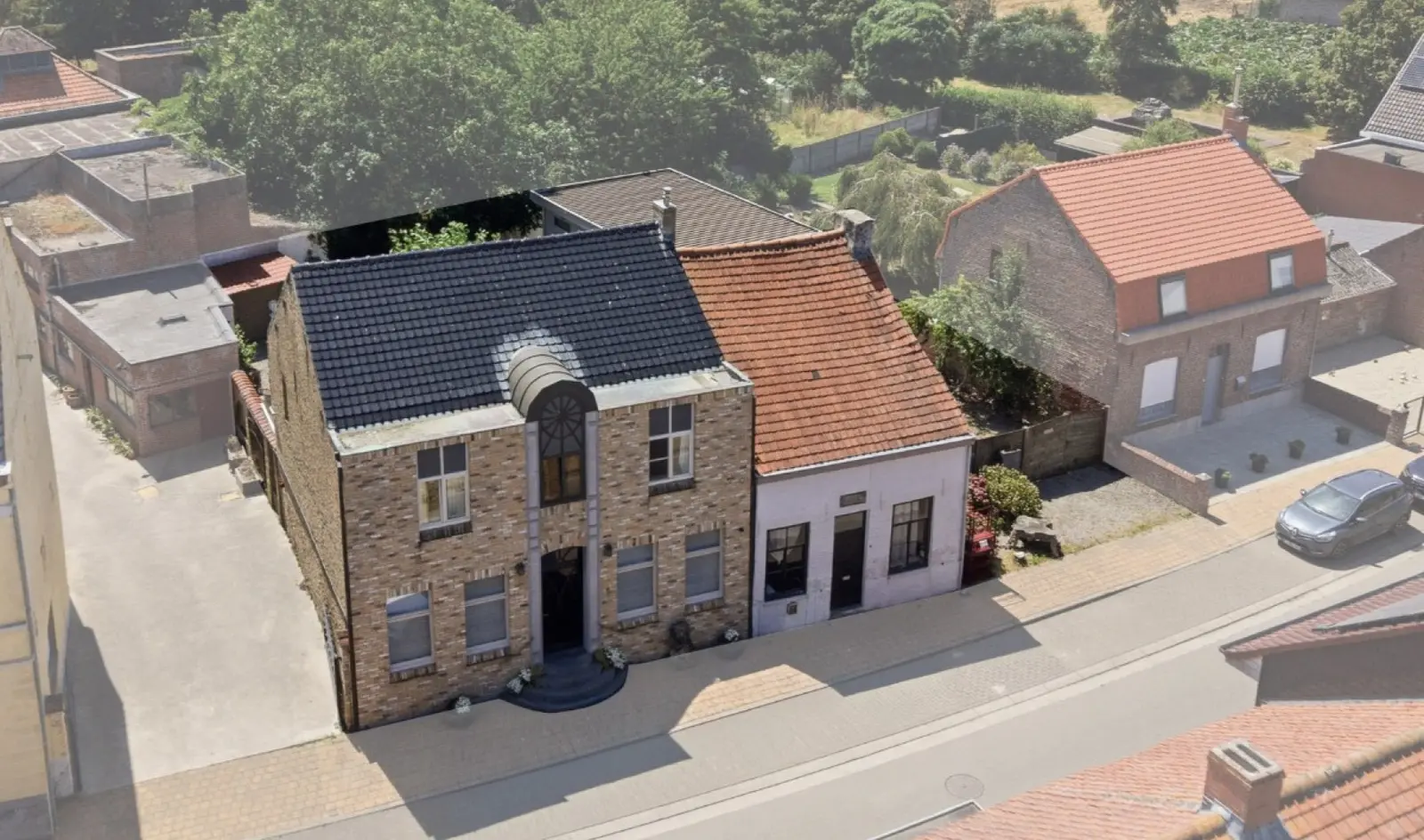 Halfopen woning met tuin en grote garage