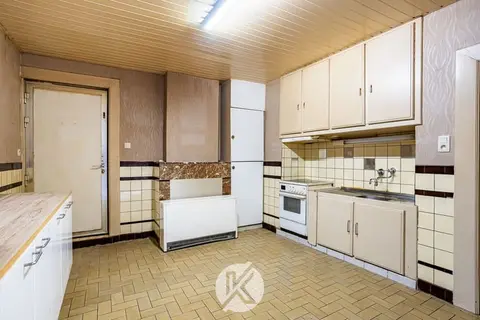 Te renoveren woning met garage