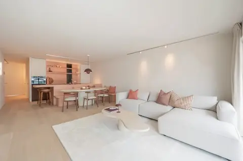 Stijlvol gerenoveerd 3-slaapkamerappartement op topliggin...