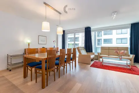 Spacious and bright apartment within walking distance of ...